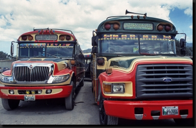 Barevné guatemalské autobusy
