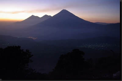 Soumrak mezi sopkami na Guatemalské Vysočině