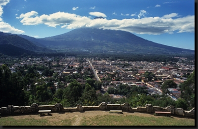 Monumentální sopka Áqua nad městem Antigua