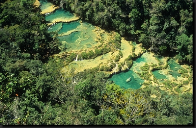 Jeden z divů Guatemaly - jezírka a kaskády Semuc Champey