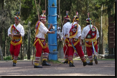 Mexičtí indiáni během rituálu "voladores"