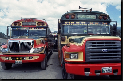 Barevné guatemalské autobusy